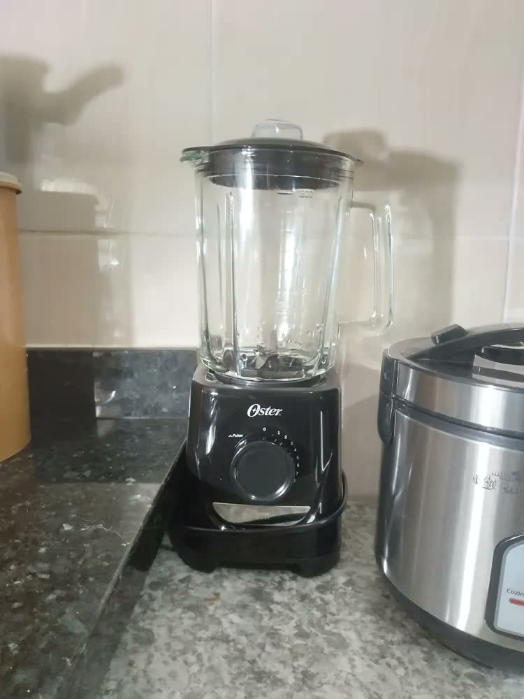 foto de Liquidificador Oster Oliq520 Preto de 1,8L 1250W Jarra De Vidro e Laminas em Inox