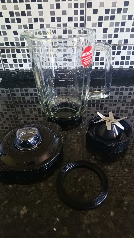 foto de Liquidificador Oster Oliq520 Preto de 1,8L 1250W Jarra De Vidro e Laminas em Inox