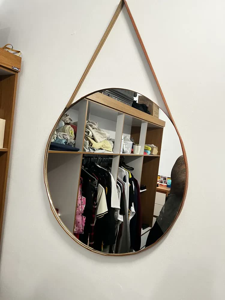 foto de Espelho De Parede Decorativo Redondo 60cm C/ Alça De Couro