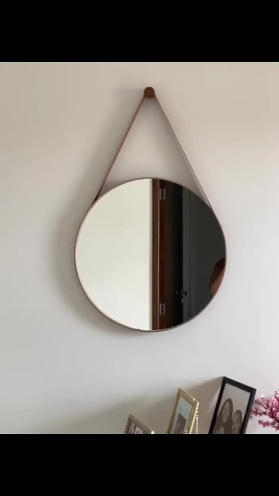 foto de Espelho De Parede Decorativo Redondo 60cm C/ Alça De Couro