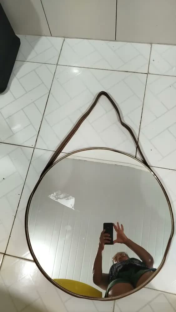 foto de Espelho Redondo Decorativo Suspenso Com Alça 60cm + Suporte