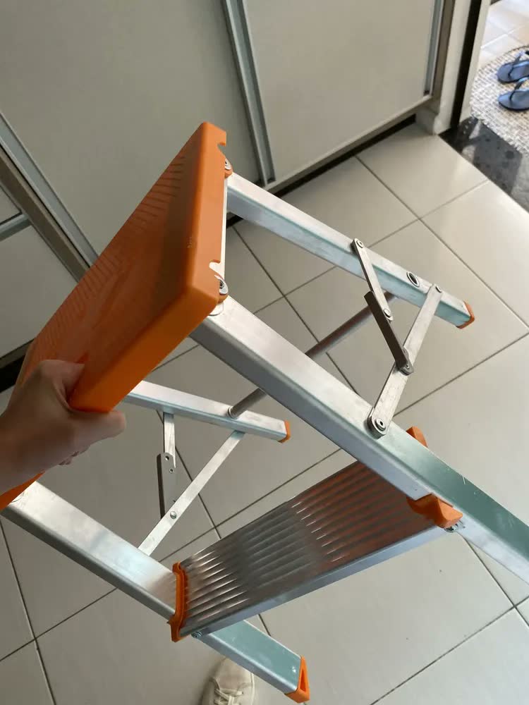 foto de Escada Banqueta Ágata Alumínio 1 Degrau Patamar 100kg