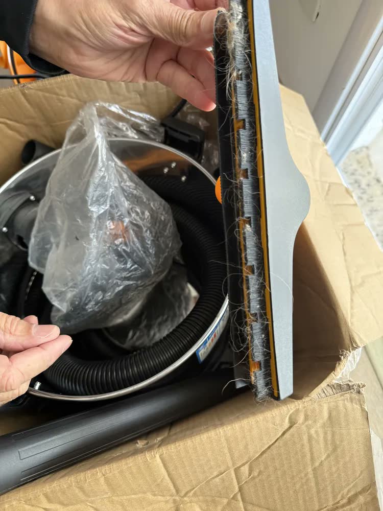foto de Aspirador de Pó e Água WAP GTW Inox 15 Barril 1700W com Bocal de Sopro e Acessórios