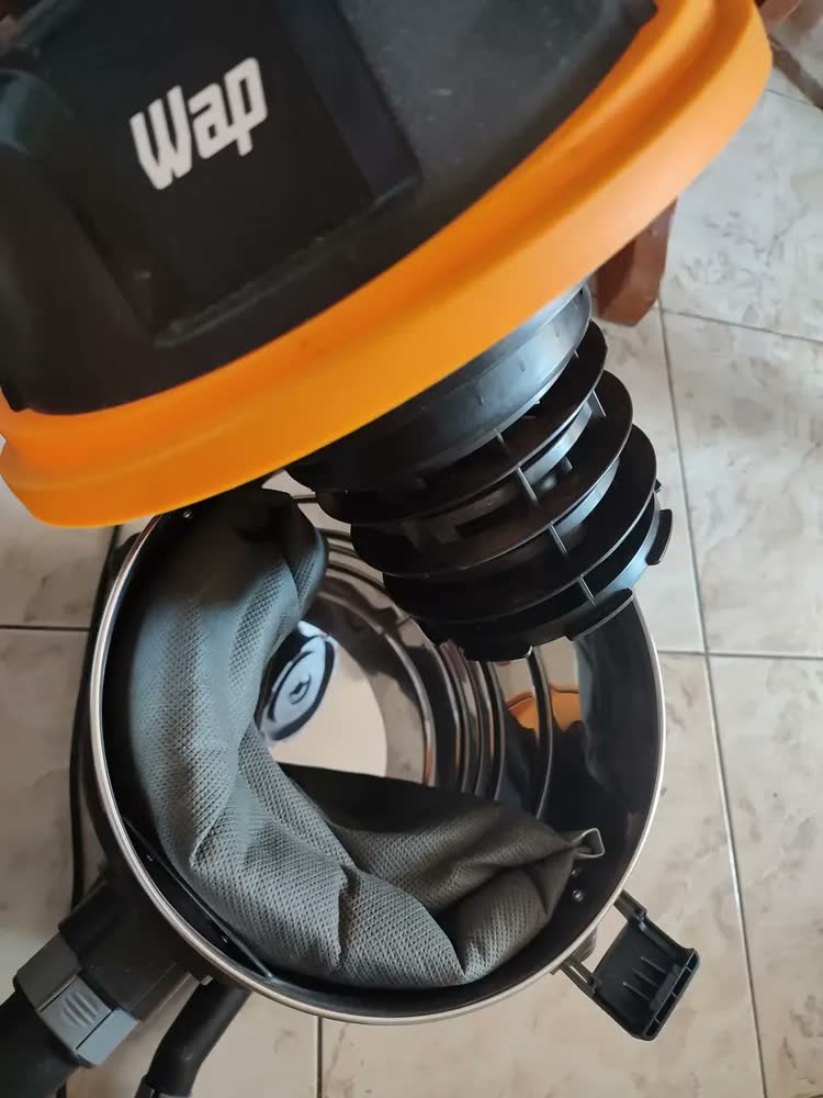 foto de Aspirador de Pó e Água WAP GTW Inox 15 Barril 1700W com Bocal de Sopro e Acessórios
