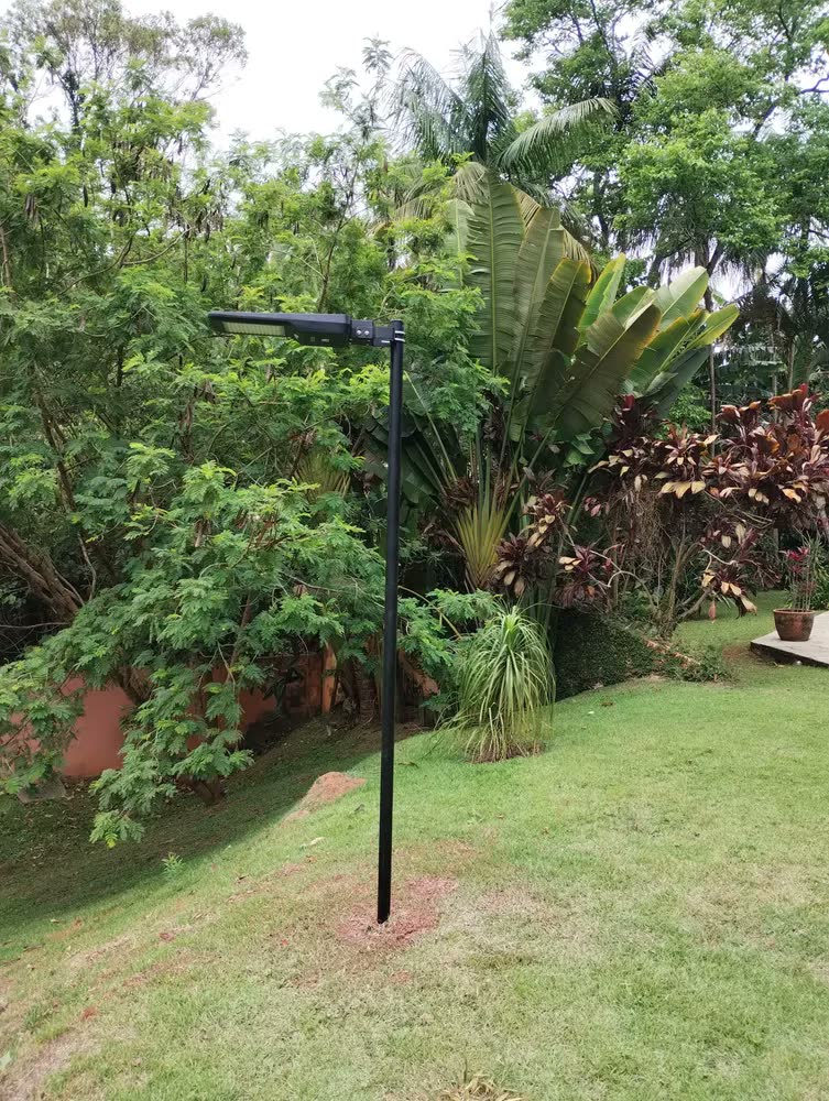 foto de Luminária Solar Integrada Intelbras Lsi 4800 Estrutura Preto