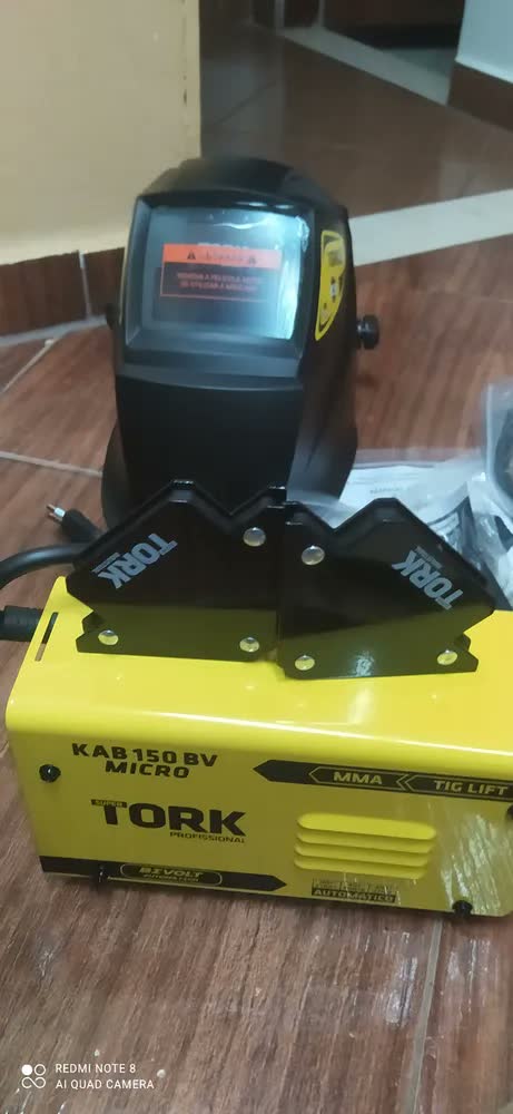 foto de Maquina Solda Inversora Super Tork KAB IE-6150-BV Mma Tig 150A Mascara 2 Esquadros Cor Amarelo Frequência 60Hz