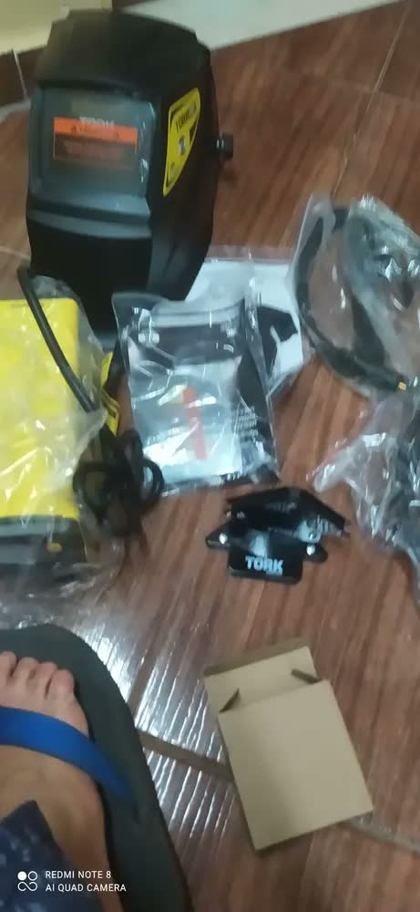 foto de Maquina Solda Inversora Super Tork KAB IE-6150-BV Mma Tig 150A Mascara 2 Esquadros Cor Amarelo Frequência 60Hz