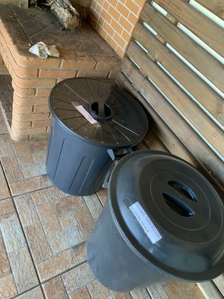 foto de Lixeira Fechada Com Tampa 100 Litros Cesto Para Roupa Agua