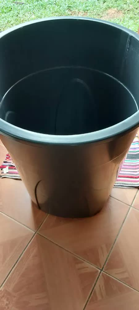 foto de Lixeira Fechada Com Tampa 100 Litros Cesto Para Roupa Agua