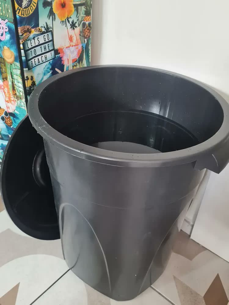 foto de Lixeira Fechada Com Tampa 100 Litros Cesto Para Roupa Agua