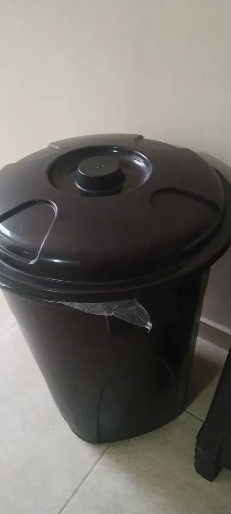 foto de Lixeira Fechada Com Tampa 100 Litros Cesto Para Roupa Agua