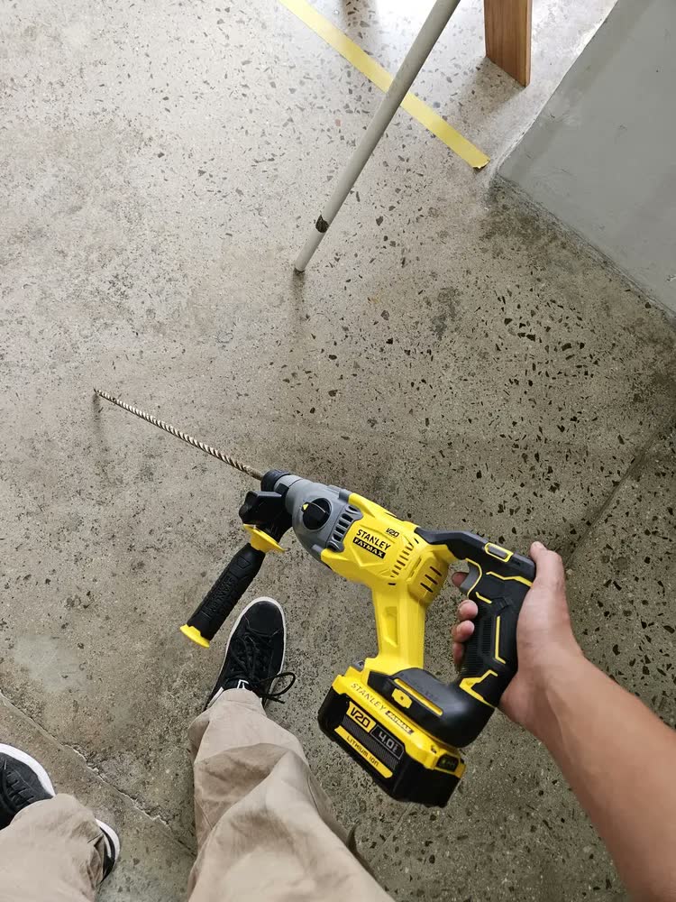 foto de Martelete Perfurador Rompedor 22mm 20V STANLEY SBH900 Com 3 Modos de Operação