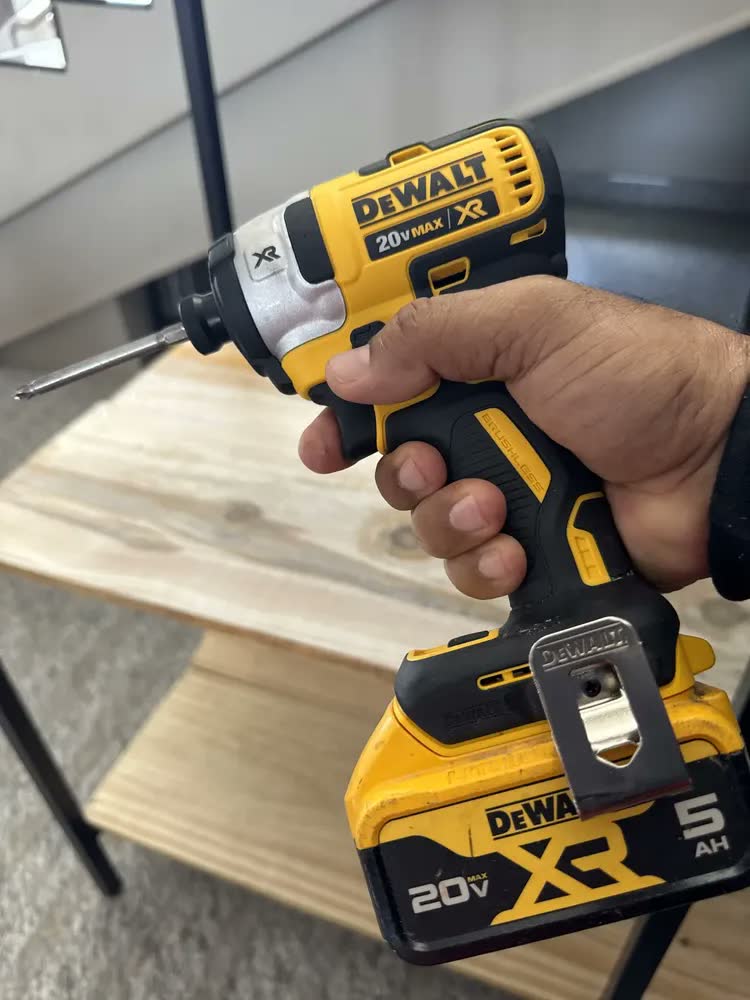 foto de Parafusadeira Dewalt com, Modelo DCF887B, Com Caixa de Papelão, Sem Bateria e Sem Carregador, Ideal para Marceneiros, Mecânicos e Monatdores de Estrutura Metálica
