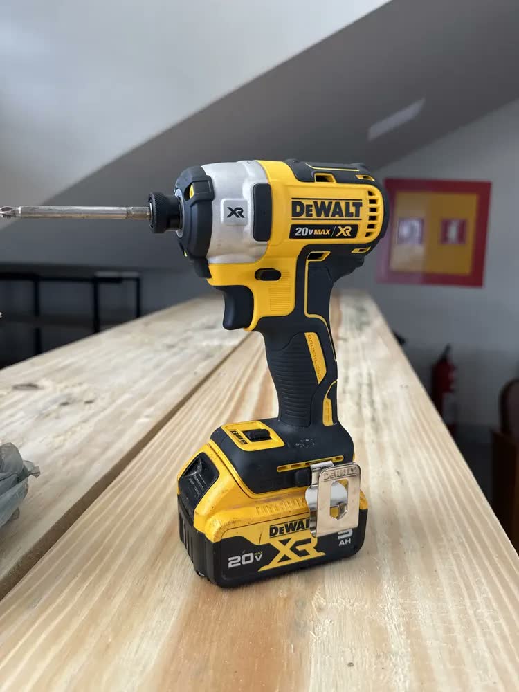 foto de Parafusadeira Dewalt com, Modelo DCF887B, Com Caixa de Papelão, Sem Bateria e Sem Carregador, Ideal para Marceneiros, Mecânicos e Monatdores de Estrutura Metálica