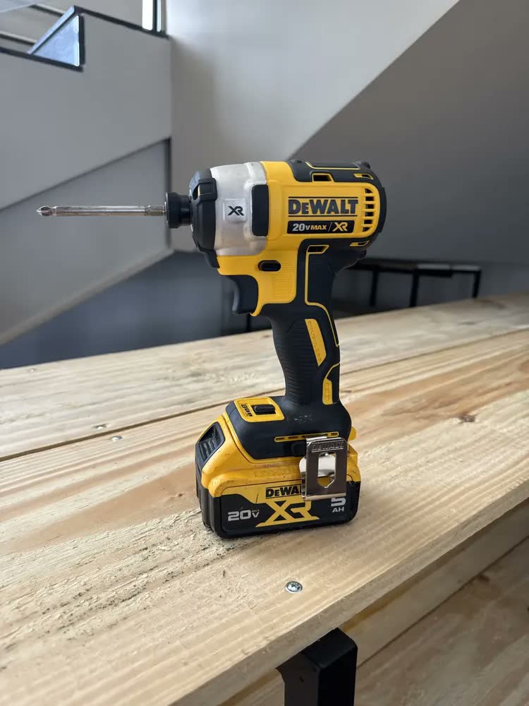 foto de Parafusadeira Dewalt com, Modelo DCF887B, Com Caixa de Papelão, Sem Bateria e Sem Carregador, Ideal para Marceneiros, Mecânicos e Monatdores de Estrutura Metálica