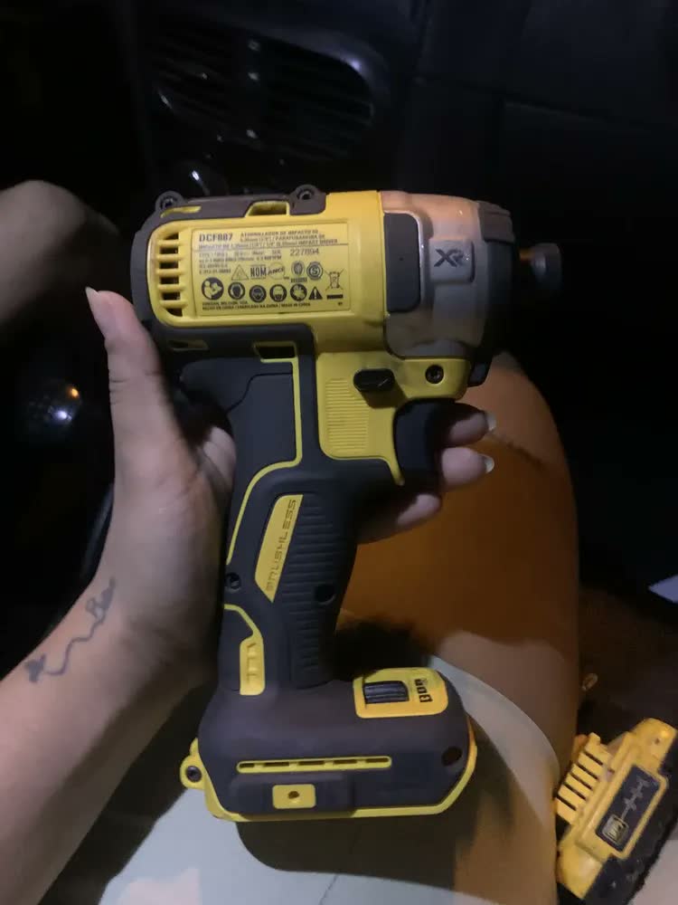 foto de Parafusadeira Dewalt com, Modelo DCF887B, Com Caixa de Papelão, Sem Bateria e Sem Carregador, Ideal para Marceneiros, Mecânicos e Monatdores de Estrutura Metálica