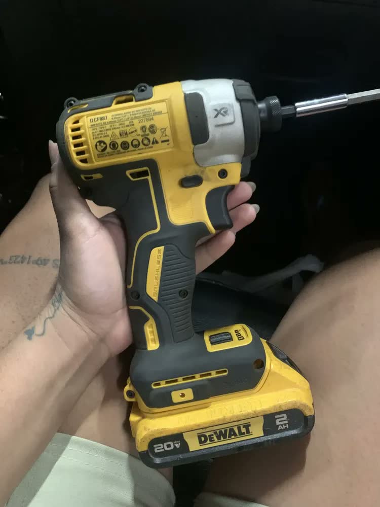foto de Parafusadeira Dewalt com, Modelo DCF887B, Com Caixa de Papelão, Sem Bateria e Sem Carregador, Ideal para Marceneiros, Mecânicos e Monatdores de Estrutura Metálica