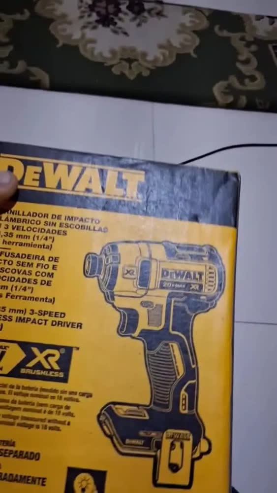 foto de Parafusadeira Dewalt com, Modelo DCF887B, Com Caixa de Papelão, Sem Bateria e Sem Carregador, Ideal para Marceneiros, Mecânicos e Monatdores de Estrutura Metálica