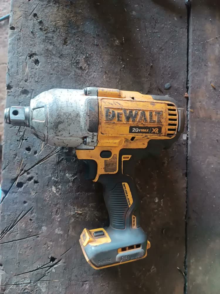 foto de Chave de Impacto à Bateria 20V Dewalt Modelo DCF899B Com Encaixe Quadrado de 13mm