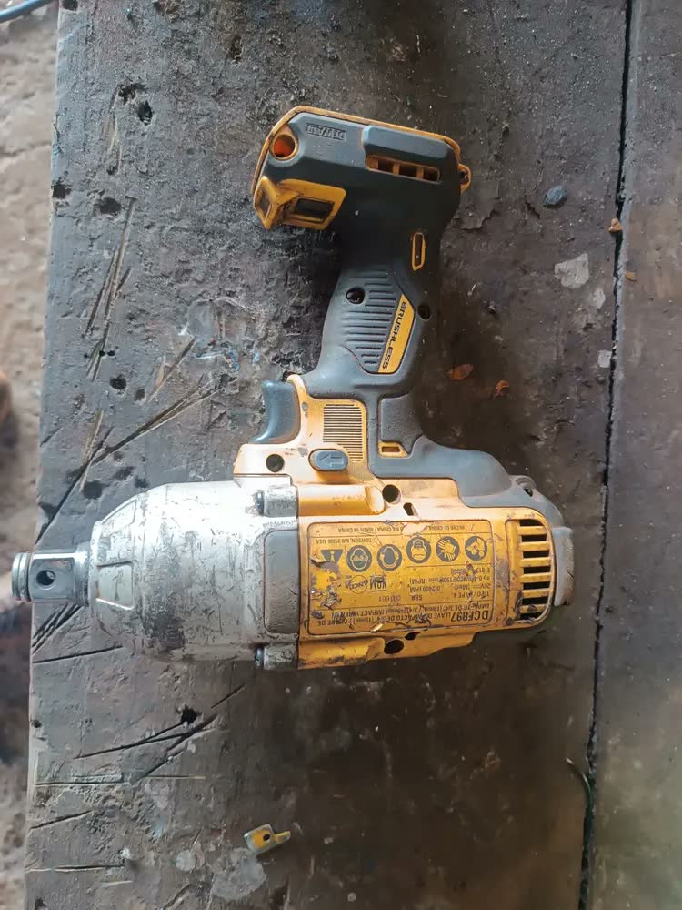 foto de Chave de Impacto à Bateria 20V Dewalt Modelo DCF899B Com Encaixe Quadrado de 13mm