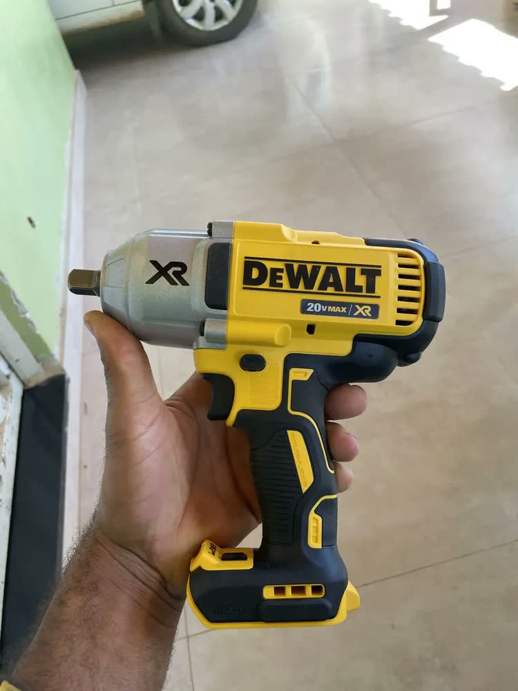 foto de Chave de Impacto à Bateria 20V Dewalt Modelo DCF899B Com Encaixe Quadrado de 13mm