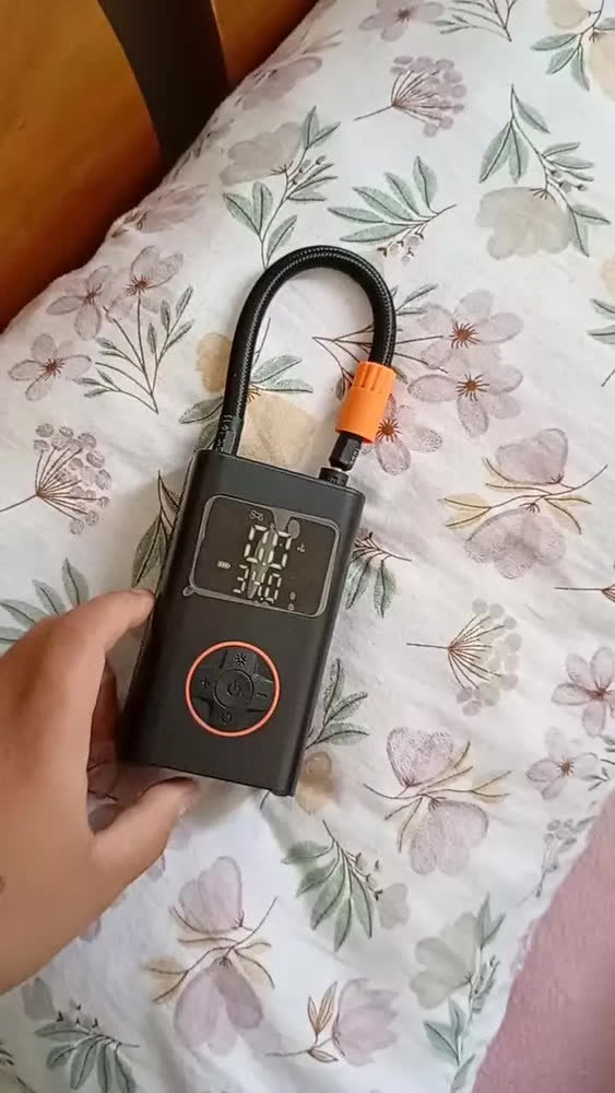 foto de Compressor Calibrador De Pneus Calibrador B&G Portátil Mini Digital Carro Bike Sem Fio Cor Preto