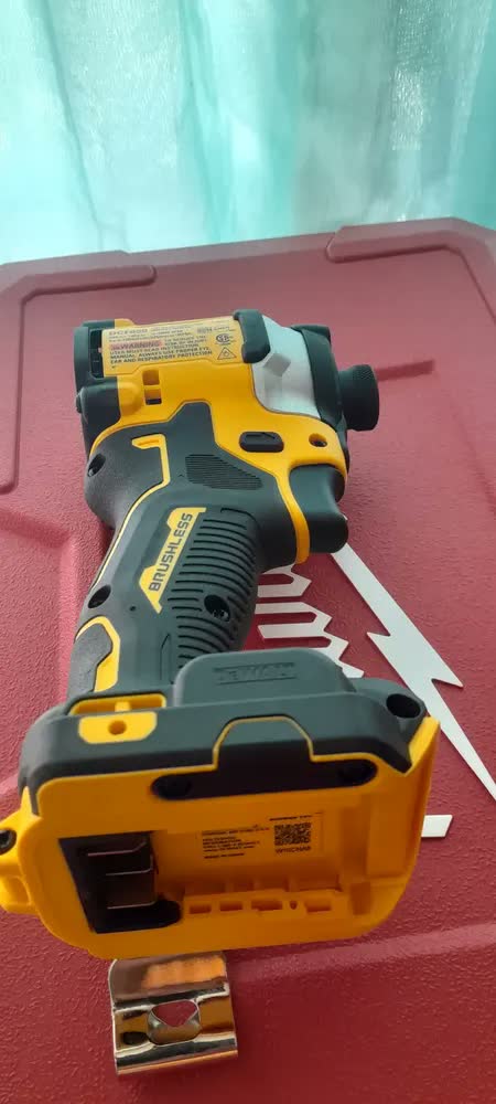 foto de Chave de Fenda de Impacto Dewalt Modelo DCF850B Ferramenta Ultracompacta com 3 LEDs
