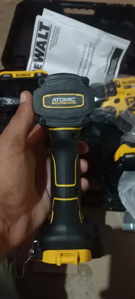foto de Chave de Fenda de Impacto Dewalt Modelo DCF850B Ferramenta Ultracompacta com 3 LEDs