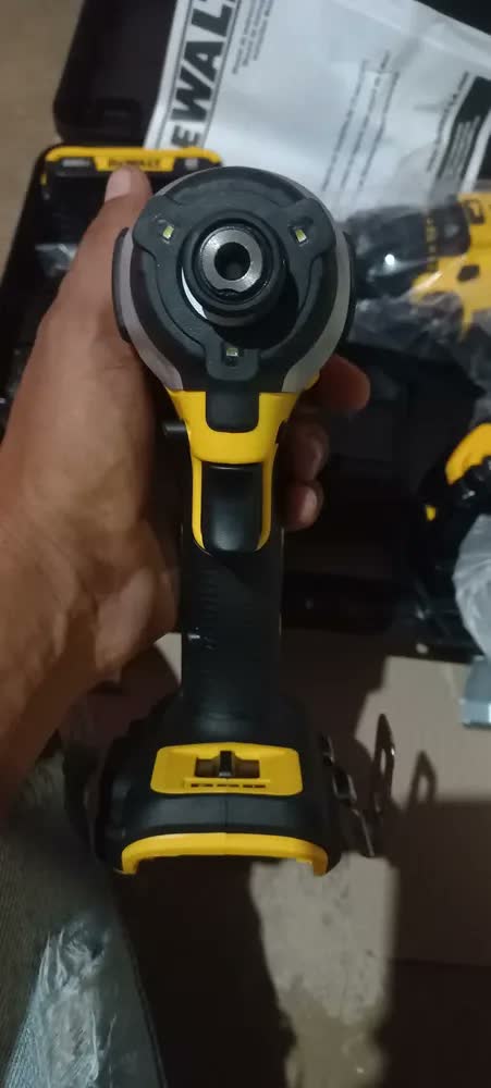 foto de Chave de Fenda de Impacto Dewalt Modelo DCF850B Ferramenta Ultracompacta com 3 LEDs