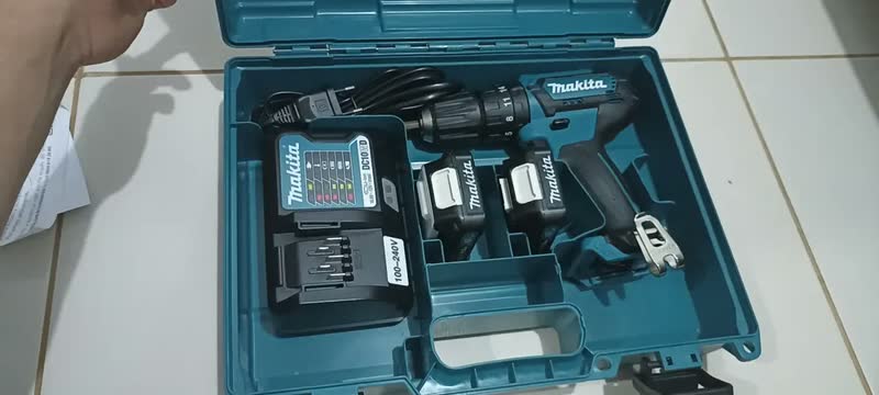 foto de Kit Parafusadeira Furadeira De Impacto Hp333dwyx3 Makita Bateria 12V 1,5 Ah E carregador