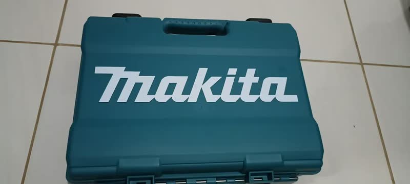 foto de Kit Parafusadeira Furadeira De Impacto Hp333dwyx3 Makita Bateria 12V 1,5 Ah E carregador