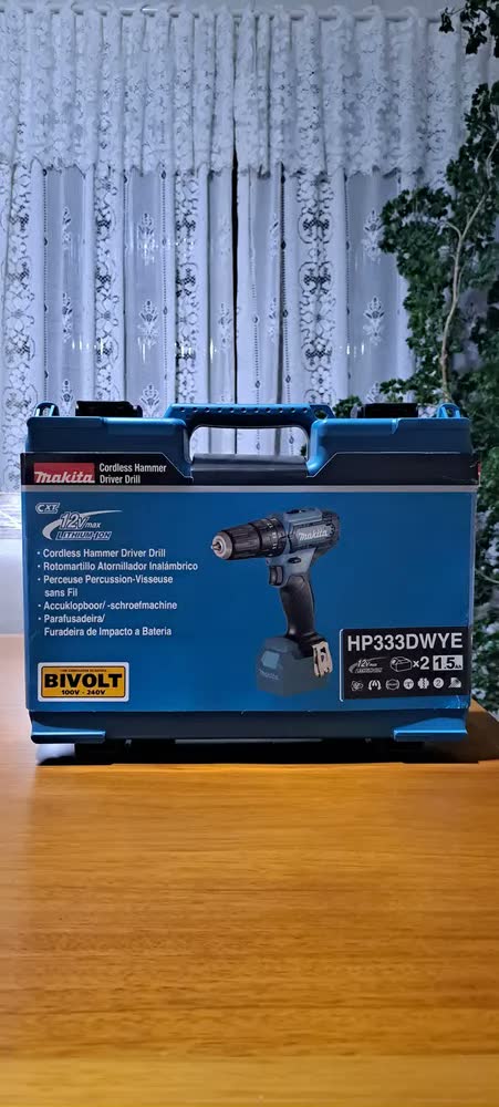 foto de Kit Parafusadeira Furadeira De Impacto Hp333dwyx3 Makita Bateria 12V 1,5 Ah E carregador