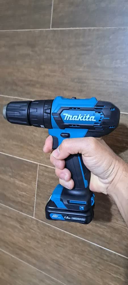 foto de Kit Parafusadeira Furadeira De Impacto Hp333dwyx3 Makita Bateria 12V 1,5 Ah E carregador