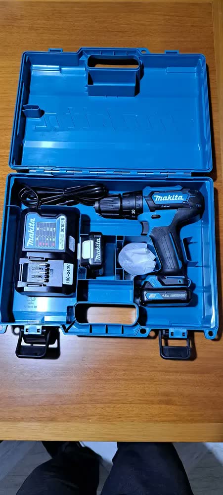 foto de Kit Parafusadeira Furadeira De Impacto Hp333dwyx3 Makita Bateria 12V 1,5 Ah E carregador