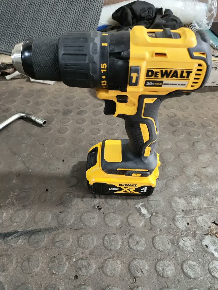 foto de Parafusadeira/furadeira De Impacto 1/2 20v Dewalt Dcd7781b- Cor Amarelo A Bateria