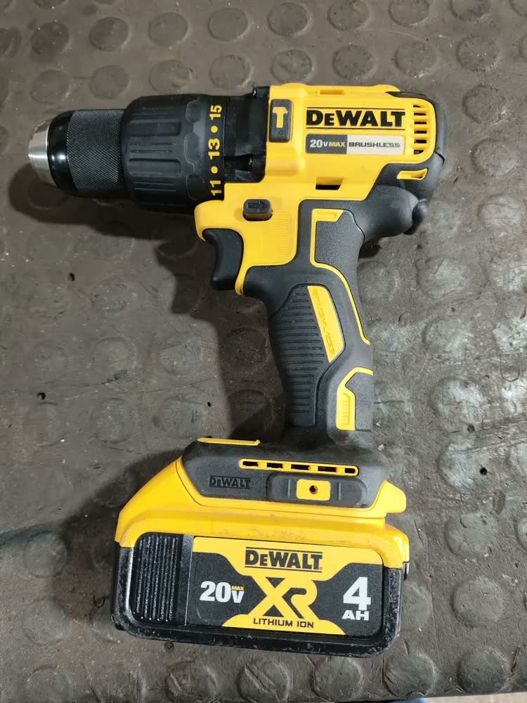 foto de Parafusadeira/furadeira De Impacto 1/2 20v Dewalt Dcd7781b- Cor Amarelo A Bateria