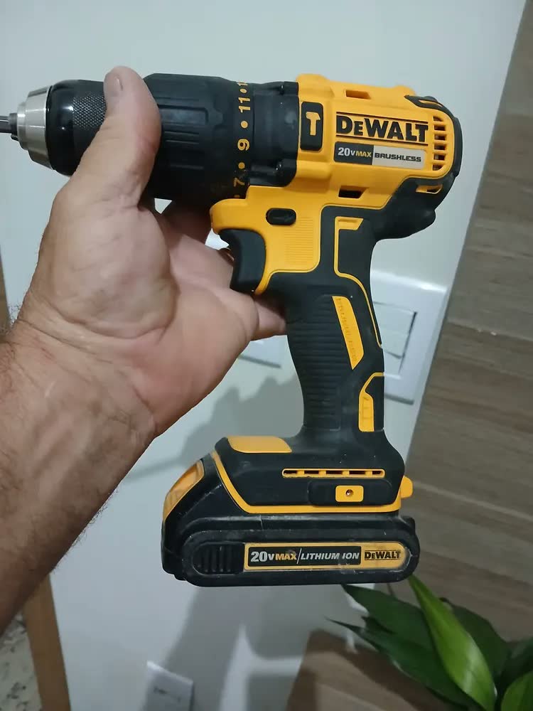 foto de Parafusadeira/furadeira De Impacto 1/2 20v Dewalt Dcd7781b- Cor Amarelo A Bateria