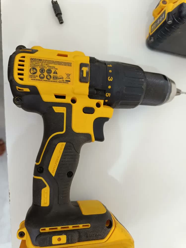 foto de Parafusadeira/furadeira De Impacto 1/2 20v Dewalt Dcd7781b- Cor Amarelo A Bateria