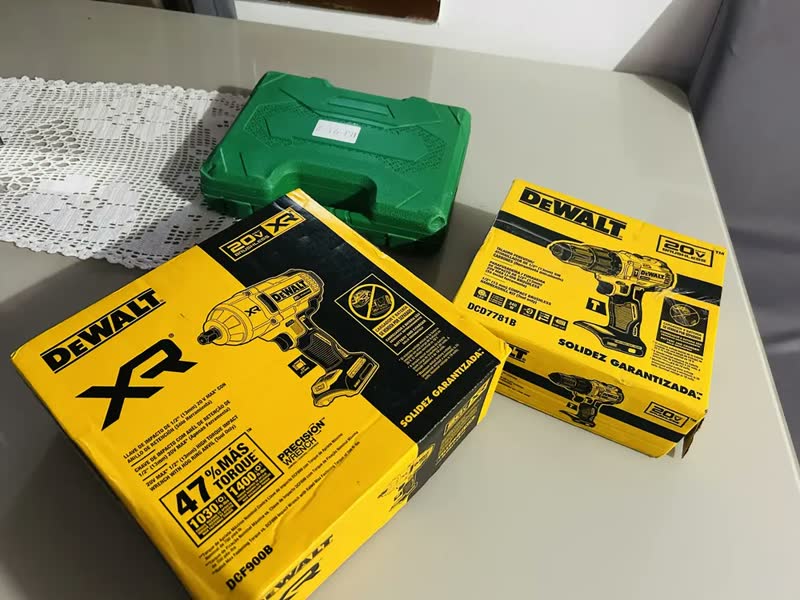 foto de Parafusadeira/furadeira De Impacto 1/2 20v Dewalt Dcd7781b- Cor Amarelo A Bateria