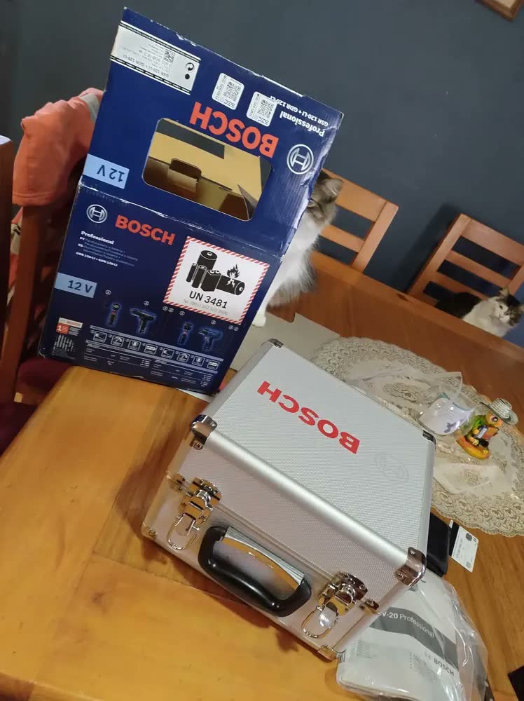 foto de Furadeira parafusadeira azul sem fio de 10mm Bosch GSR120 + GDR120 com 2 baterías de 2Ah y accesorio com maleta de transporte