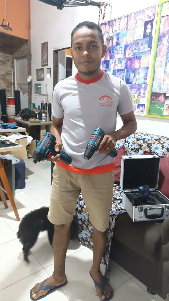 foto de Furadeira parafusadeira azul sem fio de 10mm Bosch GSR120 + GDR120 com 2 baterías de 2Ah y accesorio com maleta de transporte