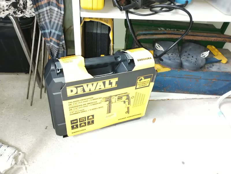 foto de Furadeira de Impacto 13mm 750W DWD502KA Com 5 Brocas