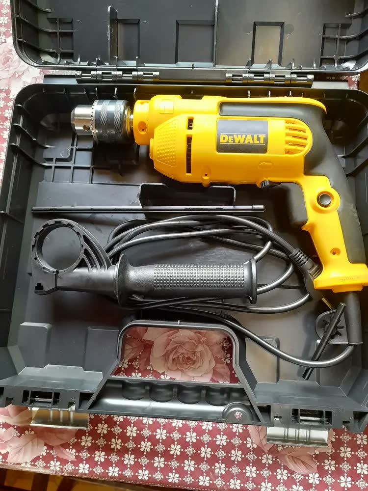 foto de Furadeira de Impacto 13mm 750W DWD502KA Com 5 Brocas