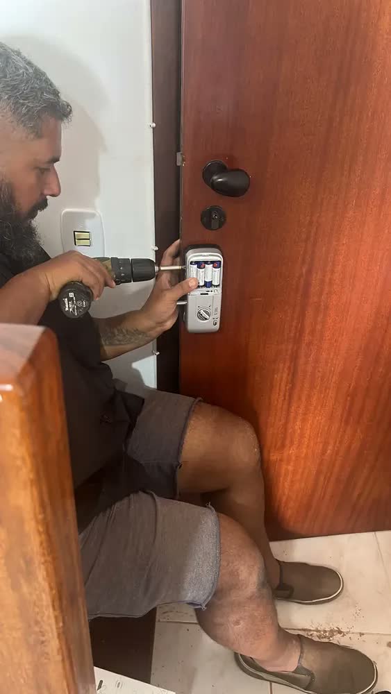 foto de Fechadura De Sobrepor Digital E Senha Com Biometria Fr 220 Intelbras