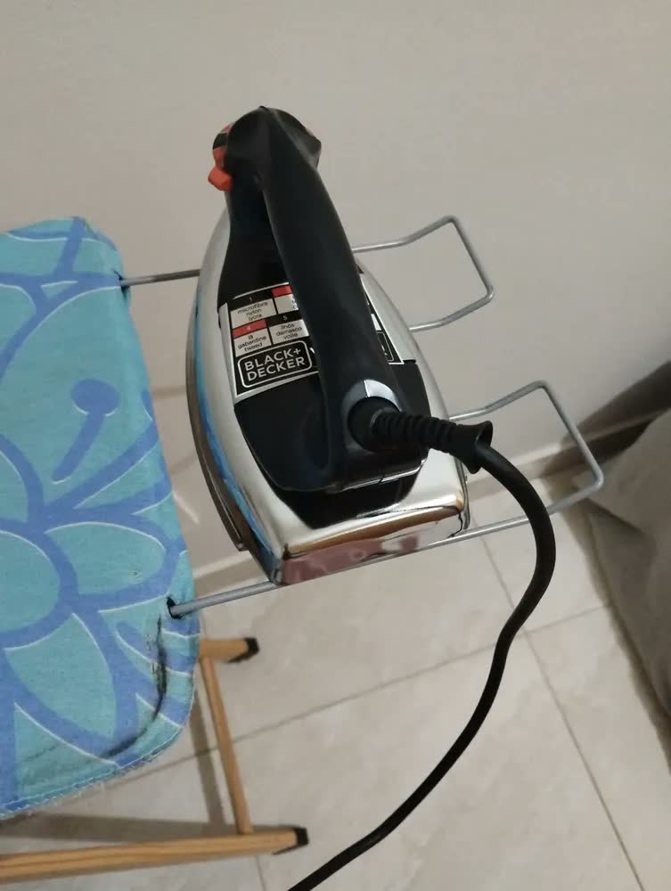 foto de Ferro De Passar A Seco Black E Decker Cromado - Vfa1110