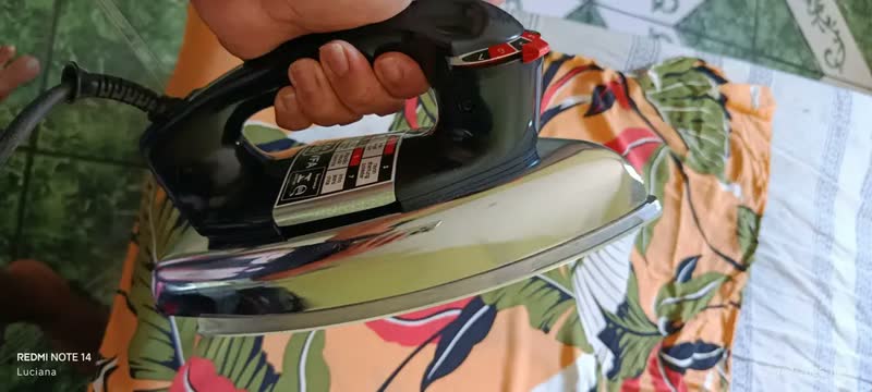 foto de Ferro De Passar A Seco Black E Decker Cromado - Vfa1110