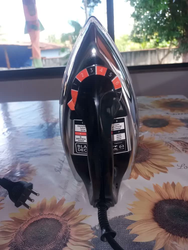 foto de Ferro De Passar A Seco Black E Decker Cromado - Vfa1110