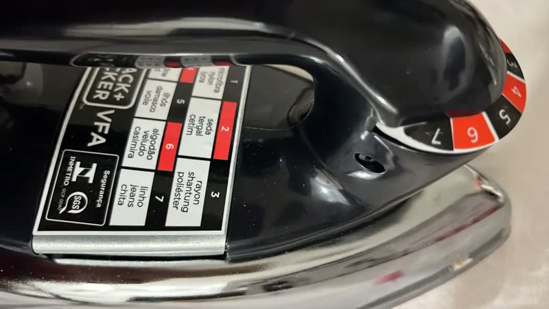 foto de Ferro De Passar A Seco Black E Decker Cromado - Vfa1110