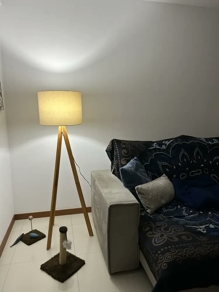foto de Abajur De Chão Tripé Decoração Iluminação Perfeita  Bivolt
