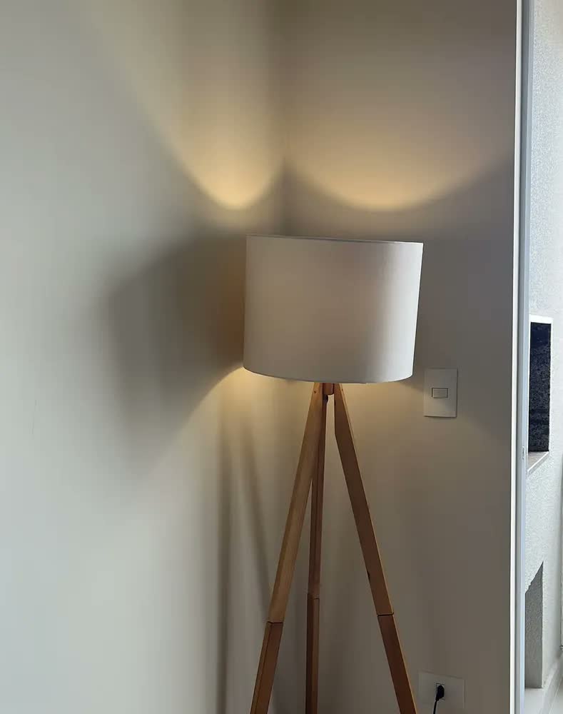 foto de Abajur De Chão Tripé Decoração Iluminação Perfeita  Bivolt